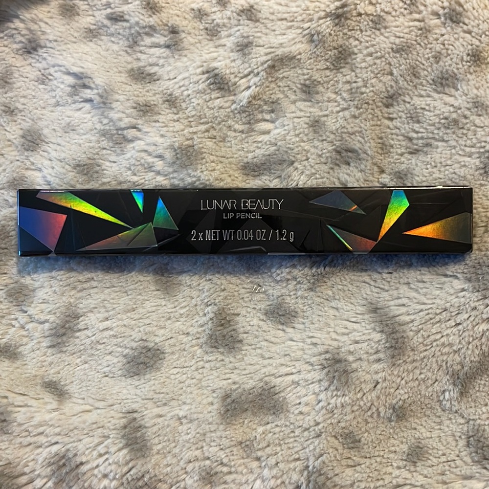 Lunar Beauty Lip Pencil Duo Shades Doodle and Blushing - Picture 4 of 6